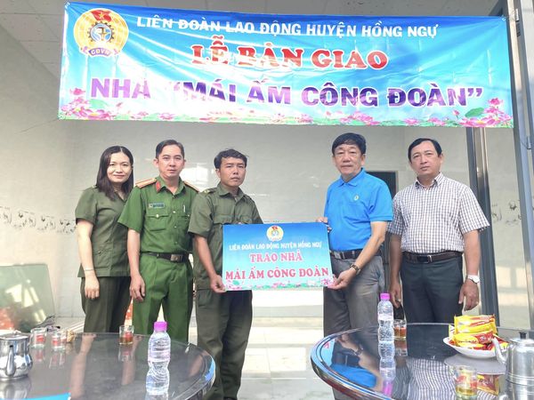  tổ chức lễ bàn giao nhà “Mái ấm công đoàn” cho đoàn viên Nguyễn Văn Tuấn thuộc Công đoàn cơ sở xã Thường Phước 2,